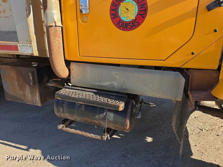 image for item FI0713 2002 International 2574 dump truck