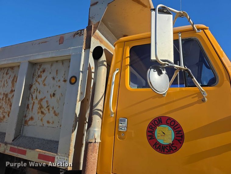 image for item FI0713 2002 International 2574 dump truck