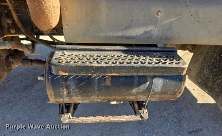 image for item FI0713 2002 International 2574 dump truck