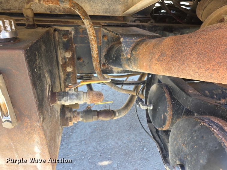 image for item FI0713 2002 International 2574 dump truck