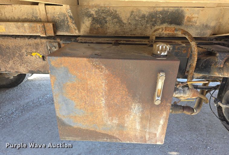 image for item FI0713 2002 International 2574 dump truck