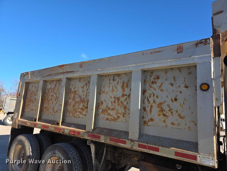 image for item FI0713 2002 International 2574 dump truck