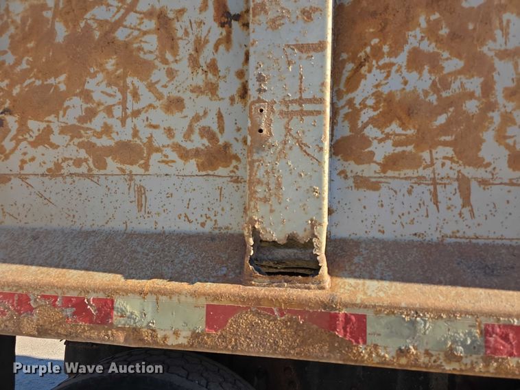 image for item FI0713 2002 International 2574 dump truck