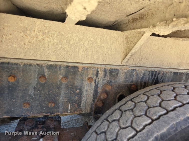 image for item FI0713 2002 International 2574 dump truck