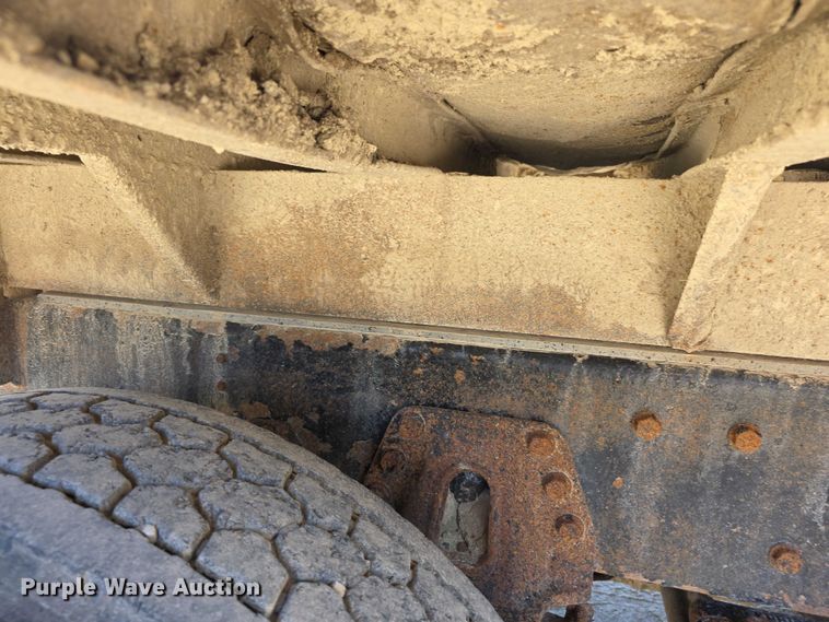 image for item FI0713 2002 International 2574 dump truck