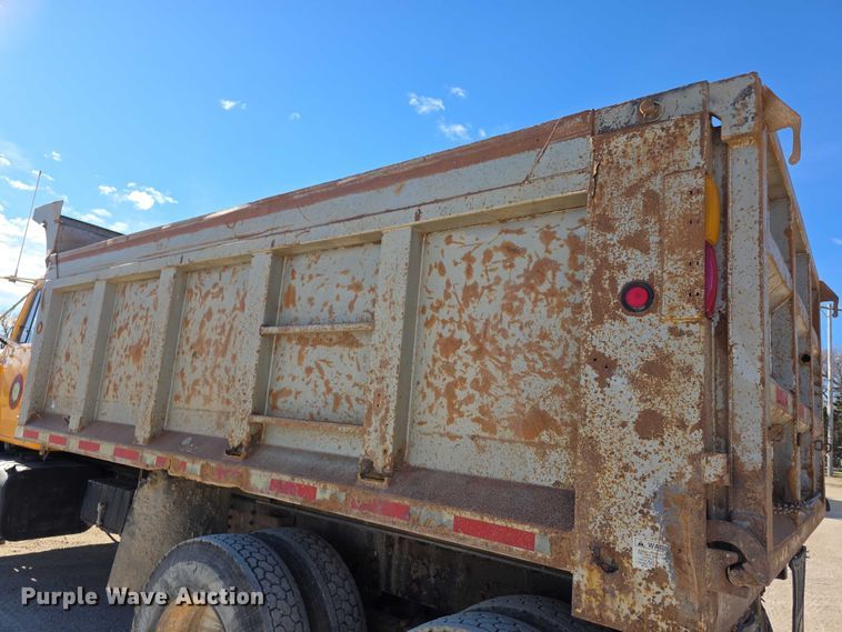 image for item FI0713 2002 International 2574 dump truck