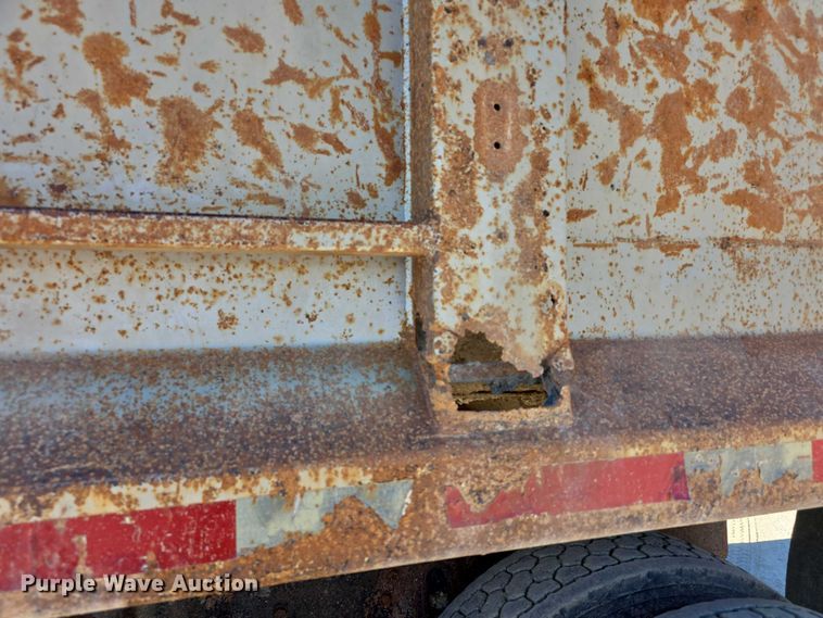 image for item FI0713 2002 International 2574 dump truck