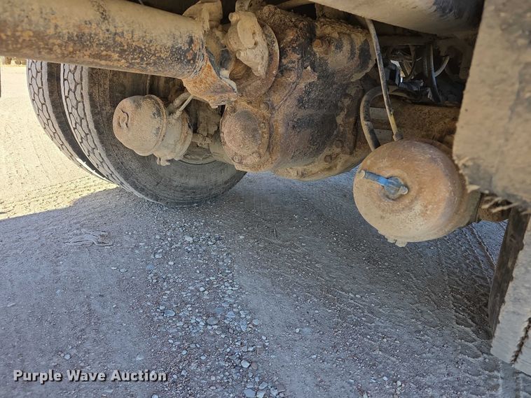 image for item FI0713 2002 International 2574 dump truck