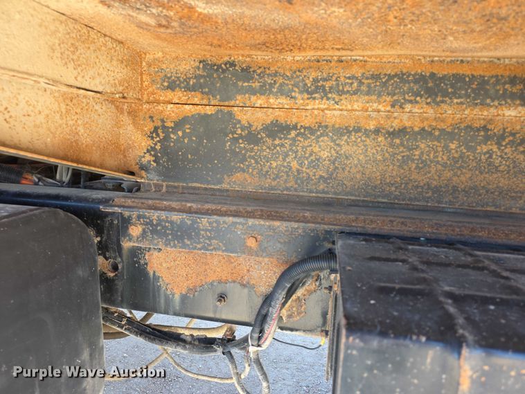 image for item FI0713 2002 International 2574 dump truck