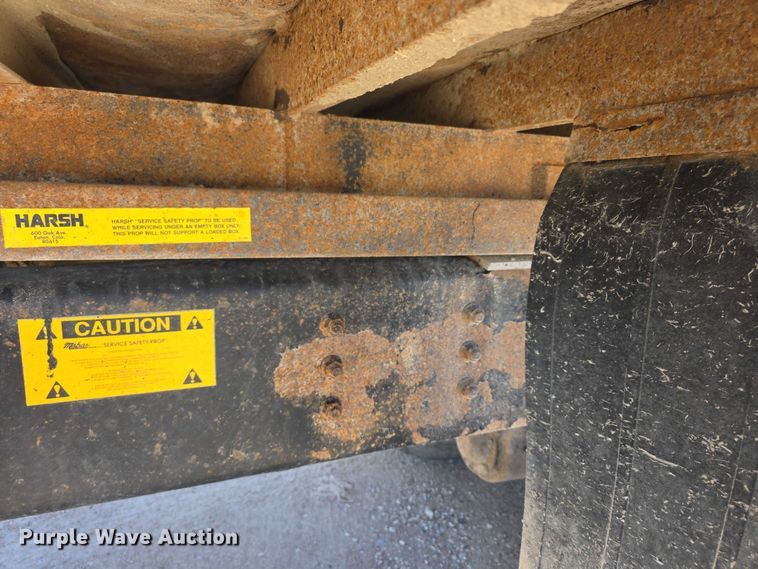 image for item FI0713 2002 International 2574 dump truck