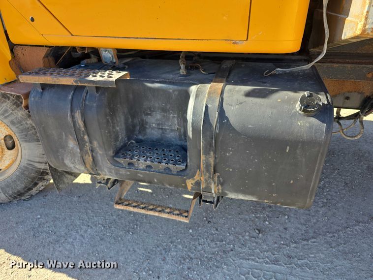 image for item FI0713 2002 International 2574 dump truck