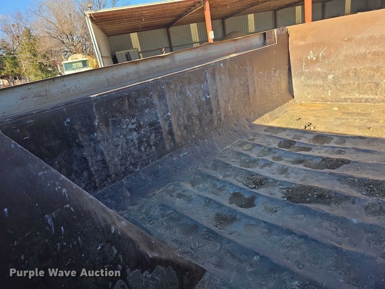 image for item FI0713 2002 International 2574 dump truck