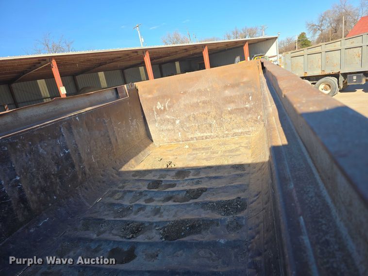 image for item FI0713 2002 International 2574 dump truck