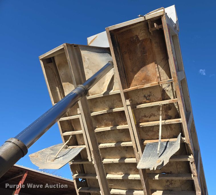 image for item FI0713 2002 International 2574 dump truck