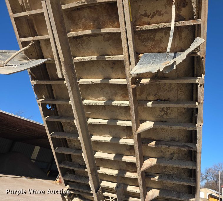 image for item FI0713 2002 International 2574 dump truck