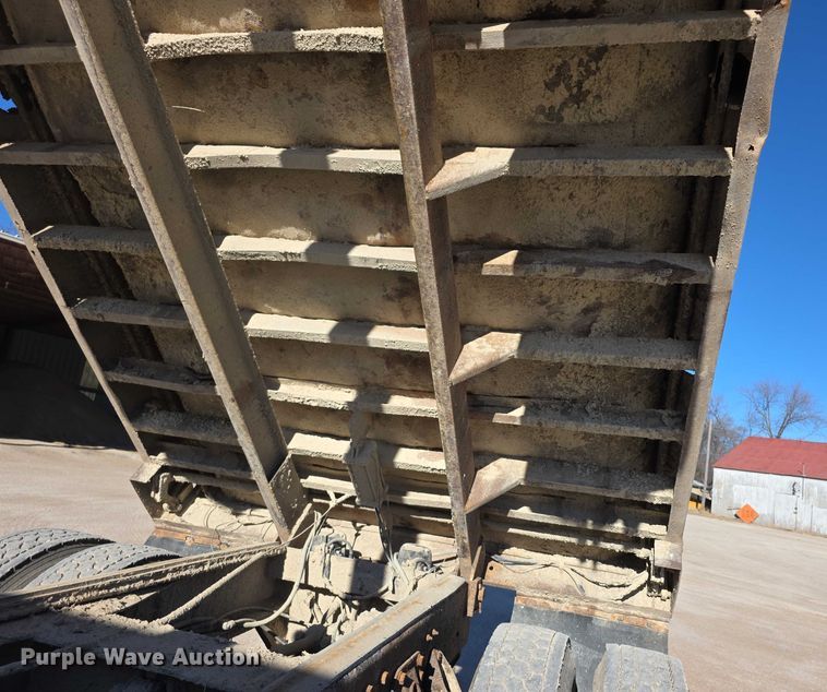 image for item FI0713 2002 International 2574 dump truck