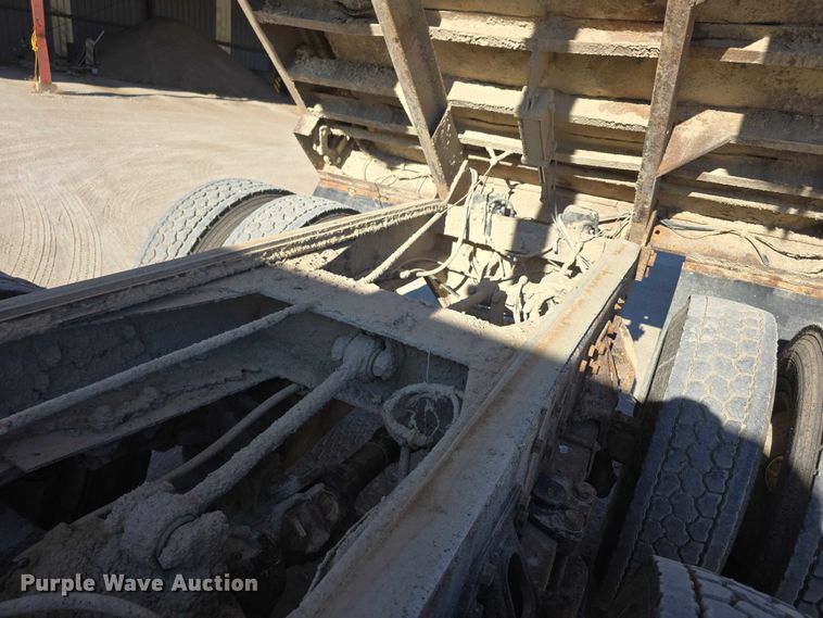 image for item FI0713 2002 International 2574 dump truck