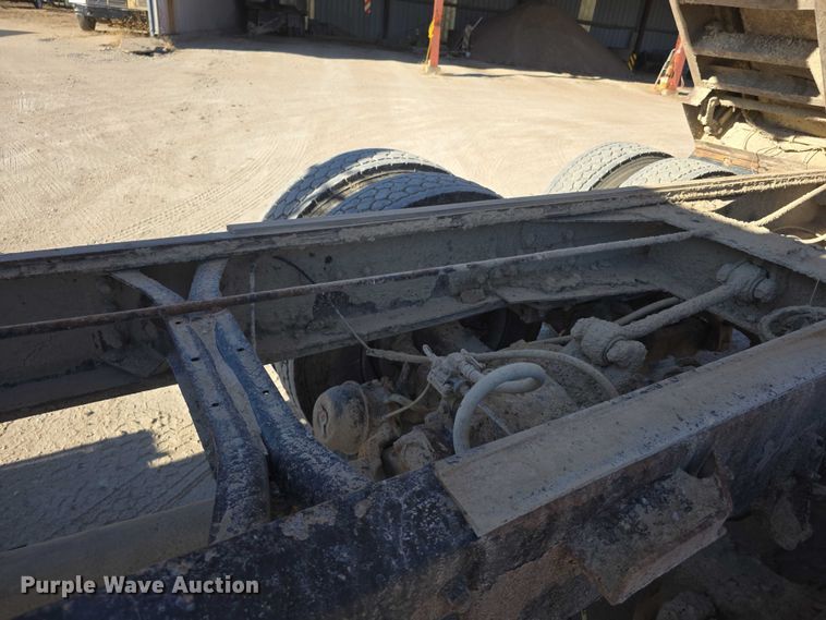 image for item FI0713 2002 International 2574 dump truck