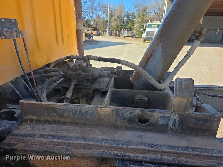 image for item FI0713 2002 International 2574 dump truck