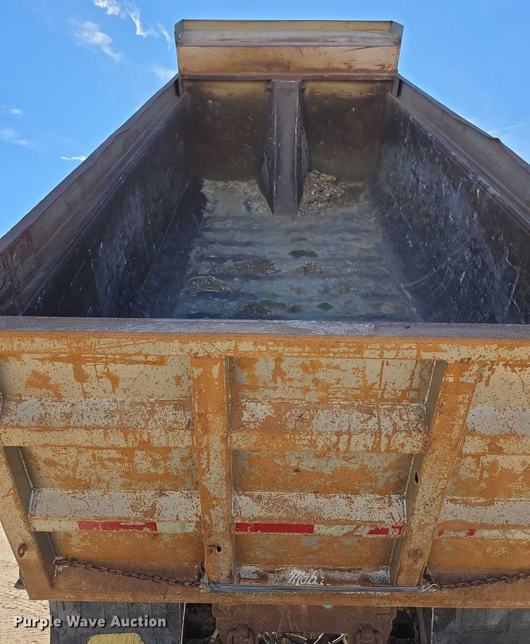 image for item FI0713 2002 International 2574 dump truck