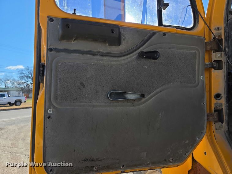 image for item FI0713 2002 International 2574 dump truck