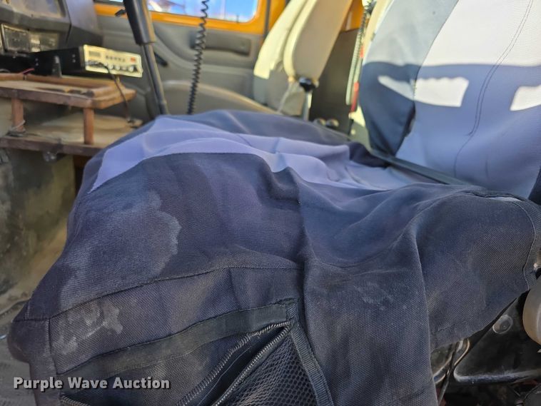 image for item FI0713 2002 International 2574 dump truck