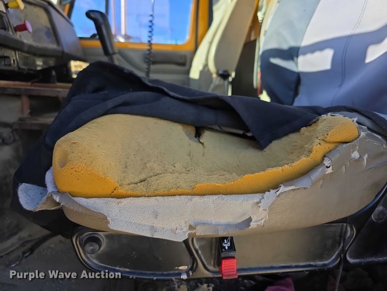 image for item FI0713 2002 International 2574 dump truck