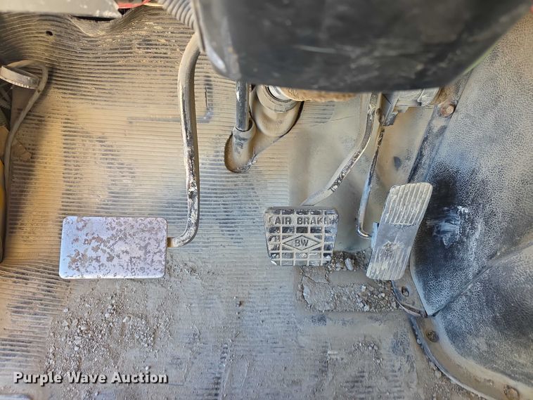 image for item FI0713 2002 International 2574 dump truck