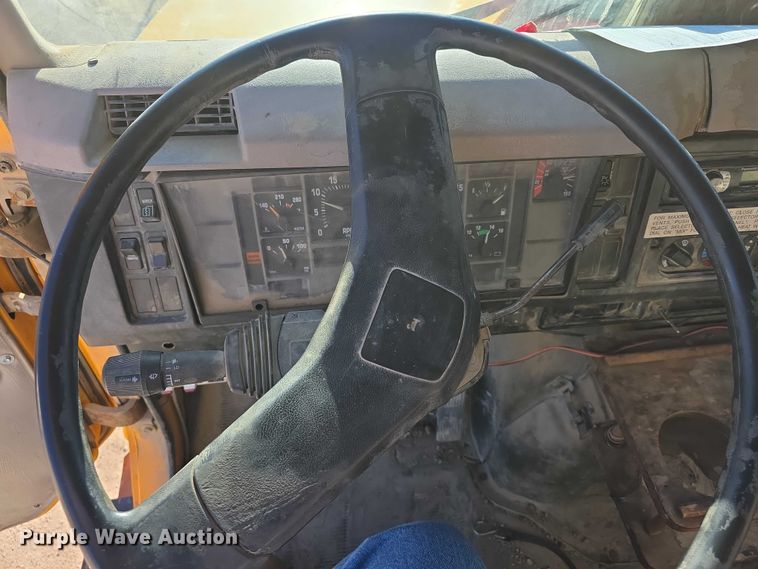 image for item FI0713 2002 International 2574 dump truck