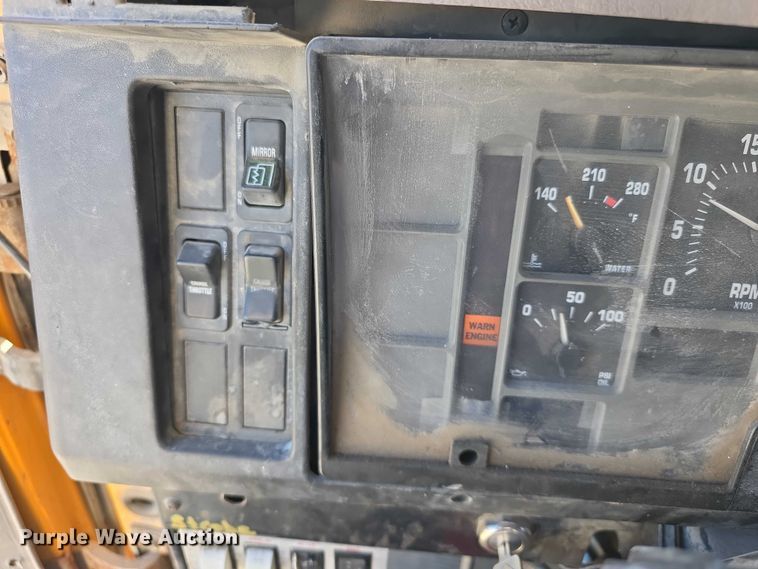 image for item FI0713 2002 International 2574 dump truck