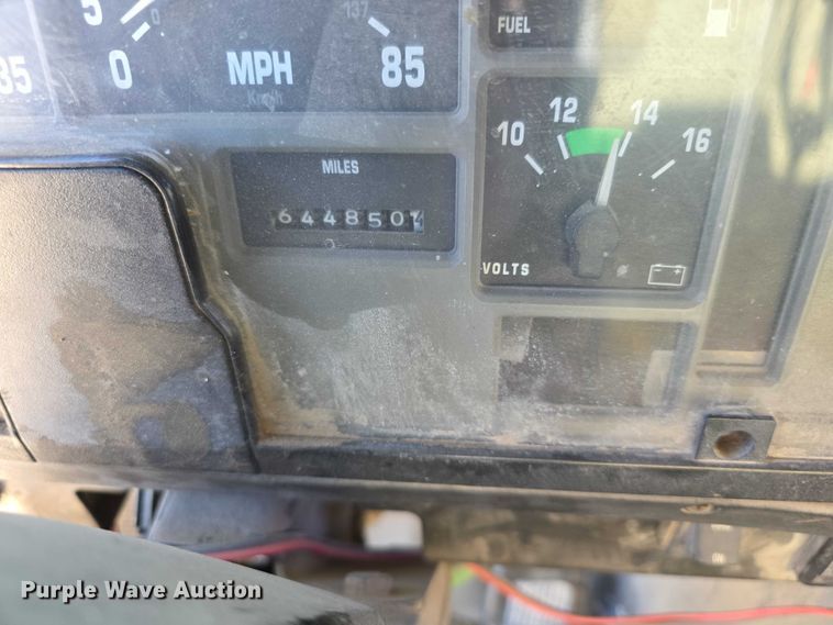 image for item FI0713 2002 International 2574 dump truck