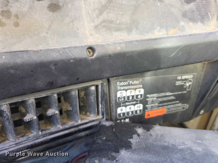 image for item FI0713 2002 International 2574 dump truck