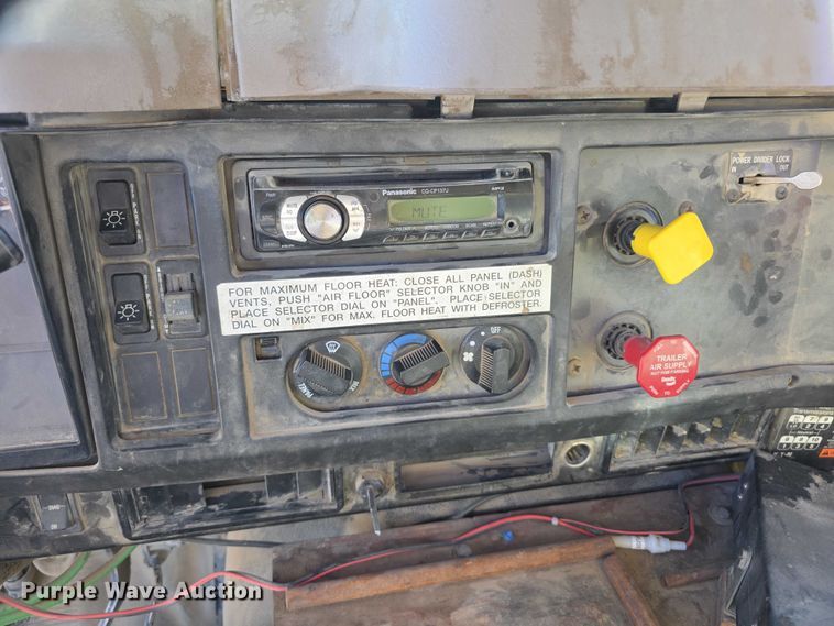 image for item FI0713 2002 International 2574 dump truck