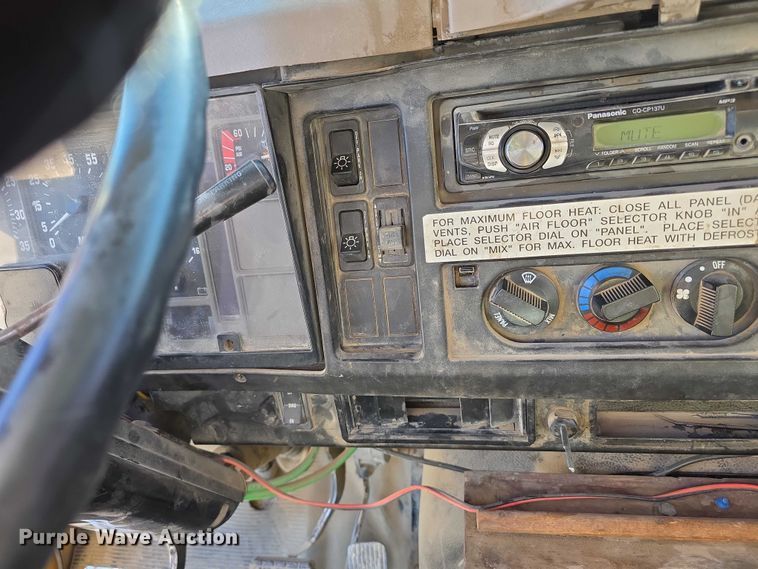 image for item FI0713 2002 International 2574 dump truck