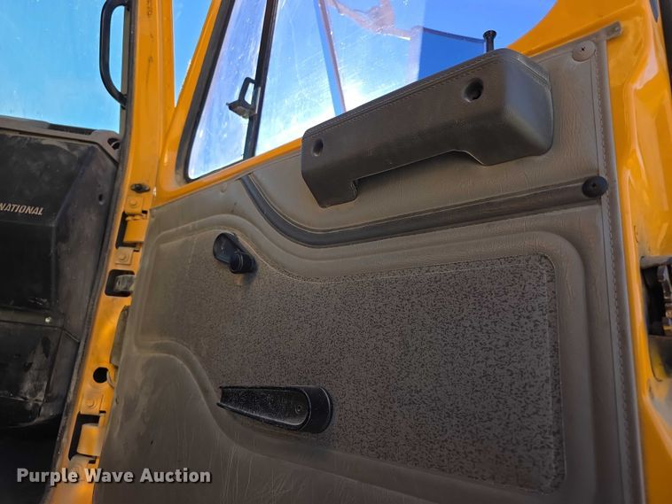 image for item FI0713 2002 International 2574 dump truck