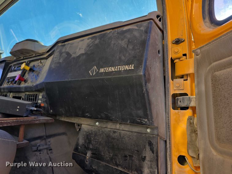 image for item FI0713 2002 International 2574 dump truck