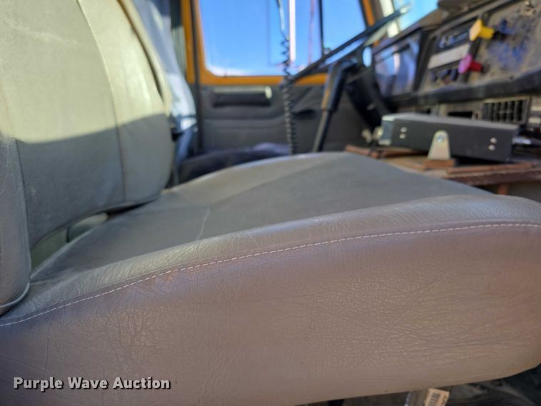 image for item FI0713 2002 International 2574 dump truck