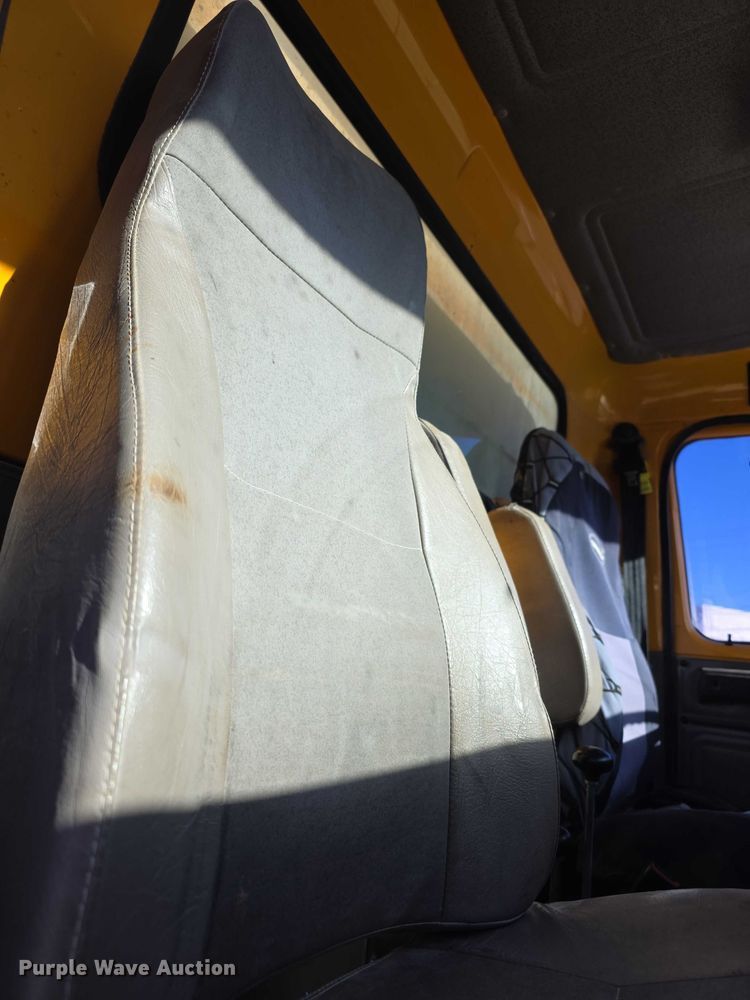 image for item FI0713 2002 International 2574 dump truck