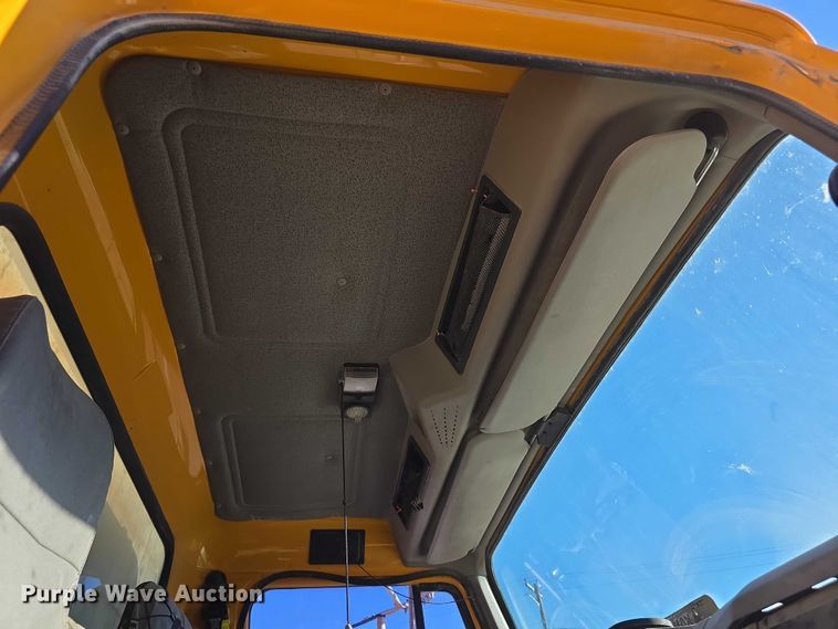 image for item FI0713 2002 International 2574 dump truck