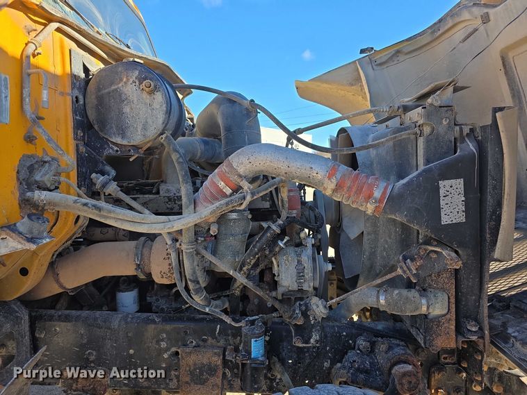 image for item FI0713 2002 International 2574 dump truck