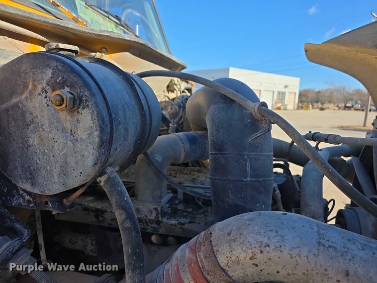 image for item FI0713 2002 International 2574 dump truck