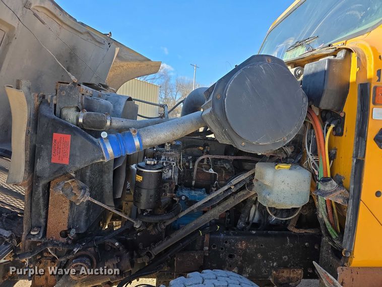 image for item FI0713 2002 International 2574 dump truck