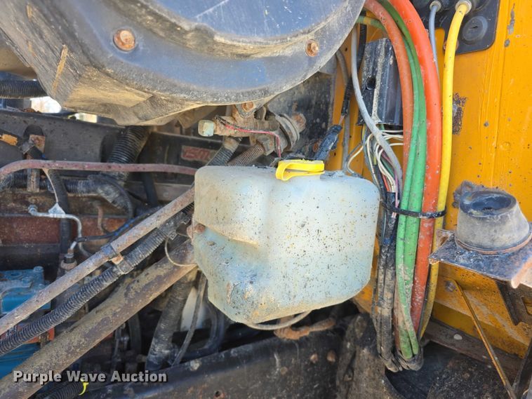 image for item FI0713 2002 International 2574 dump truck