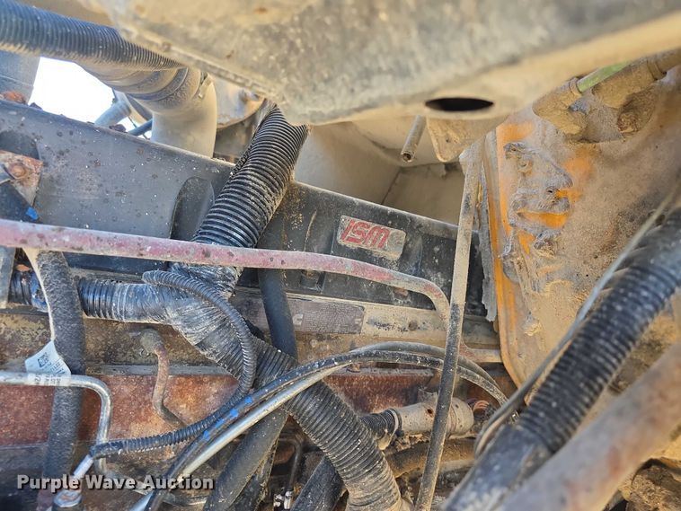 image for item FI0713 2002 International 2574 dump truck