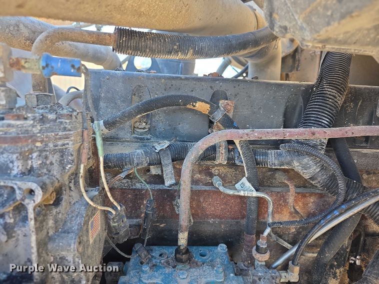 image for item FI0713 2002 International 2574 dump truck