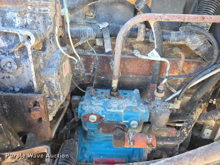 image for item FI0713 2002 International 2574 dump truck