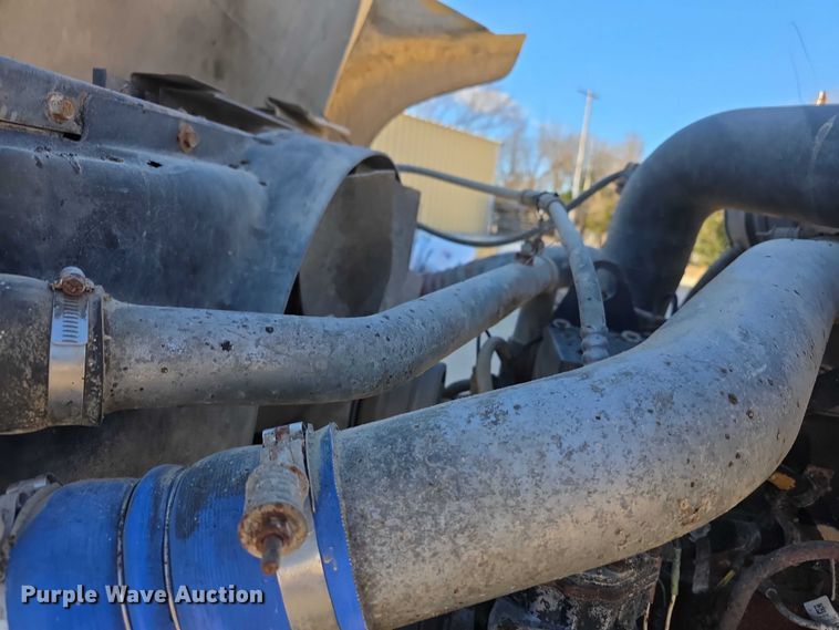 image for item FI0713 2002 International 2574 dump truck