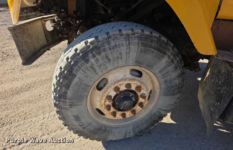 image for item FI0713 2002 International 2574 dump truck