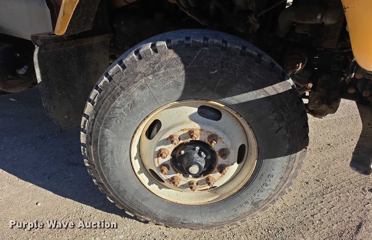 image for item FI0713 2002 International 2574 dump truck