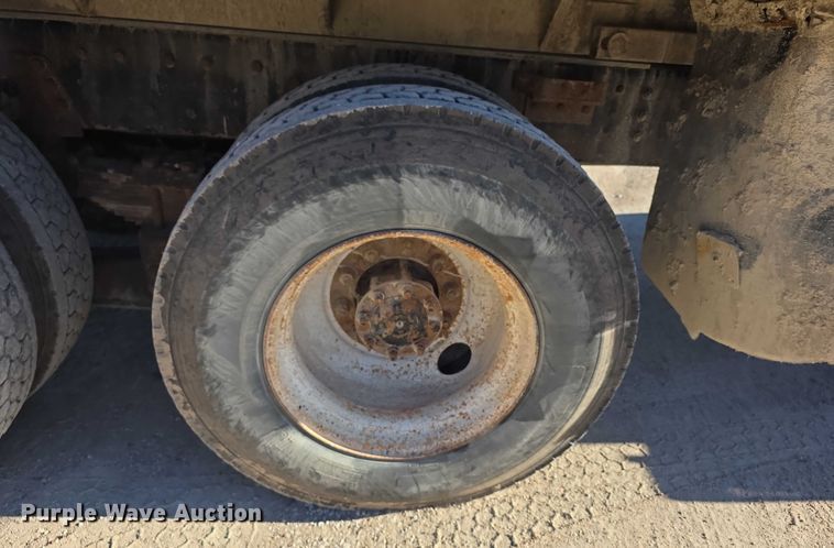 image for item FI0713 2002 International 2574 dump truck